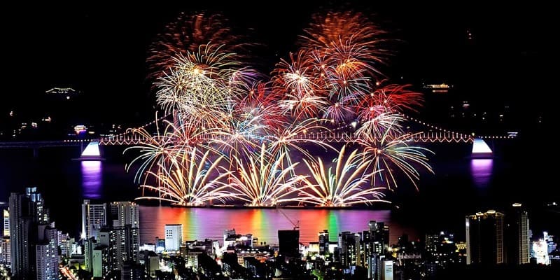 夜の海上のライトショー(参考画像)