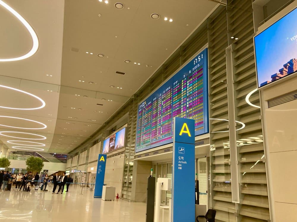 Arrivals gate A on level 1 of Incheon Airport Terminal 2, with the arrivals board and the "Arrivals" sign